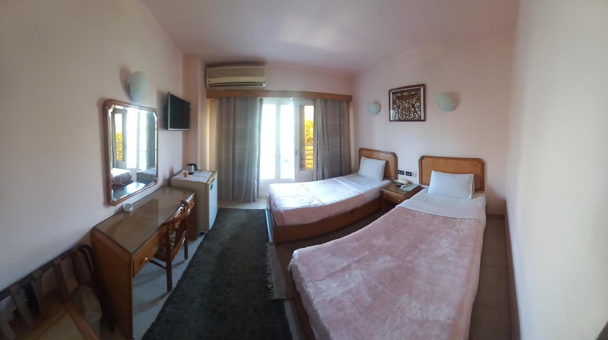 New Pola Hotel Luxor Exteriör bild
